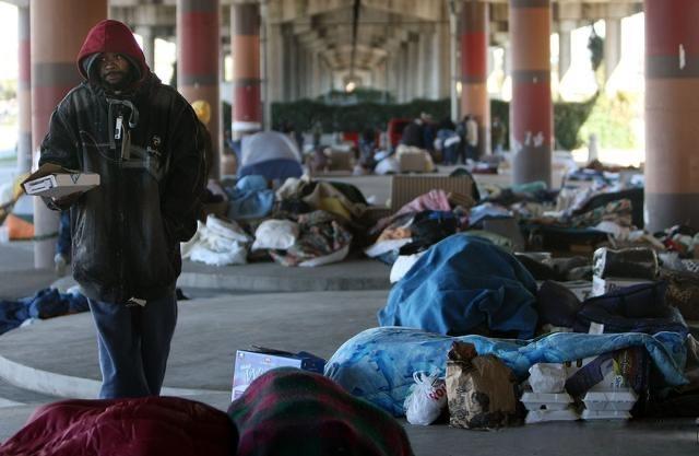 美国满大街流浪汉的根源就是美国的房产税制度，在美国你买了房房子是你的不假，房屋产