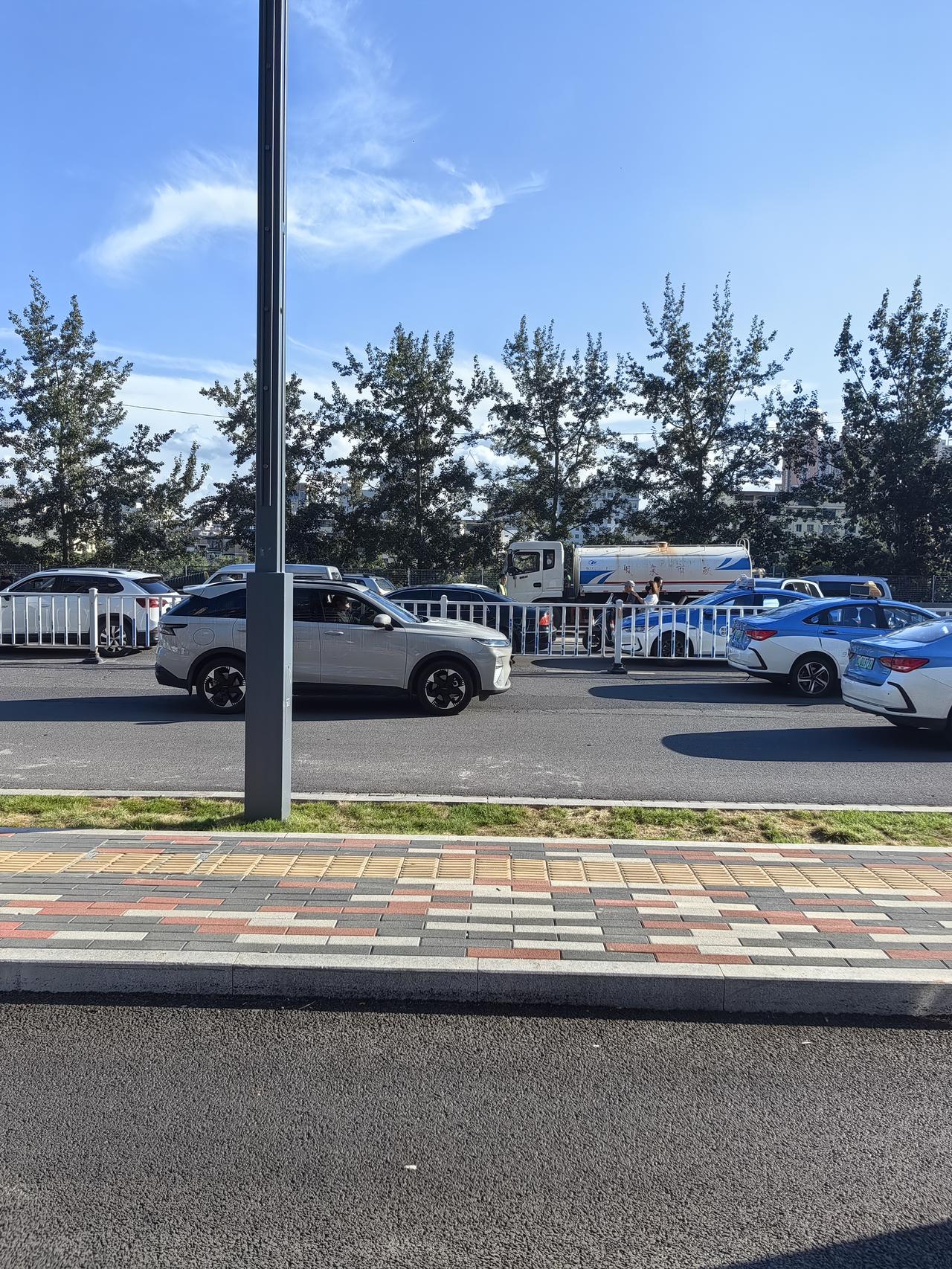 阳泉市的地砖又更换了，记得这已经是第三次更换了，以前是小方砖，到大理石方砖，再换