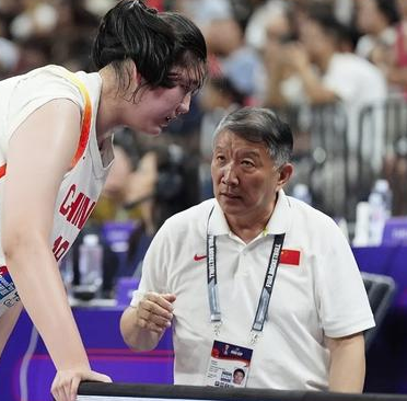 中国女篮主教练宫鲁鸣谈球队惨败美国，他表示：中国队的表现并不令人满意，主要还是心