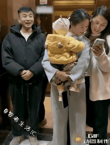 电梯里发生的一幕，我给你们讲一下。一个小伙子站在电梯里，旁边有个妈妈抱着小