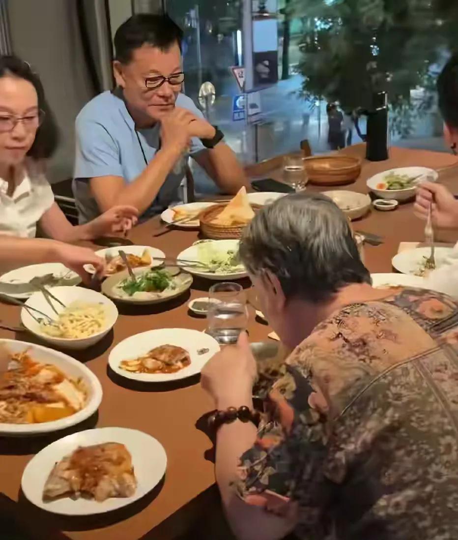 李国庆张丹红跟余渝儿子的家庭聚餐，真的让人觉得没有什么中国人的味道，大家都是中国