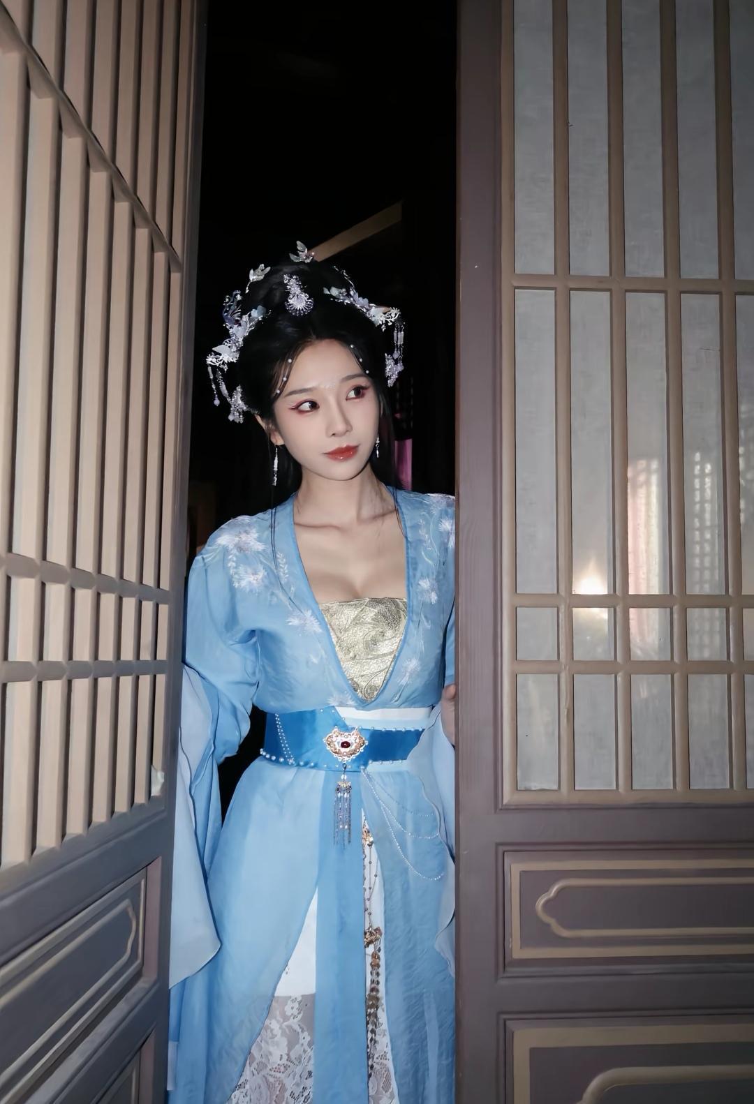 花钿美人倚门立，笑语盈盈暗香来。