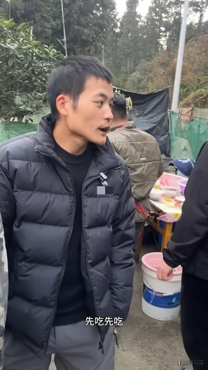 和刀疤哥同一个庄上的村民说，刀疤哥以前在村里不招人待见，大家都不理他，逢年过节的