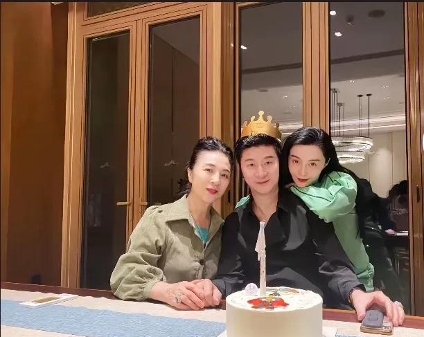 怪不得范冰冰长的那么漂亮，人家有个帅气老爸，和漂亮有气质的妈妈！范冰冰的爸爸和范