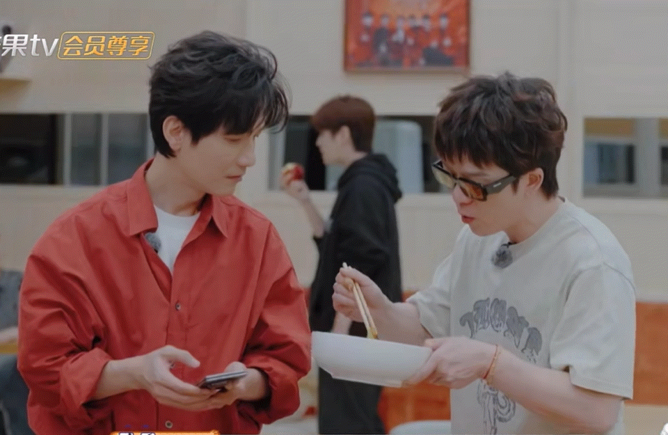 不知道《快乐老友记》里还会有多少这样的镜头，观众们爱看，他们爱演，制作组更是爱拍