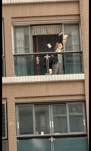 广东汕头，一场突如其来的“钞票雨”让一条街瞬间沸腾，也扯下了一块残酷的人性遮羞布