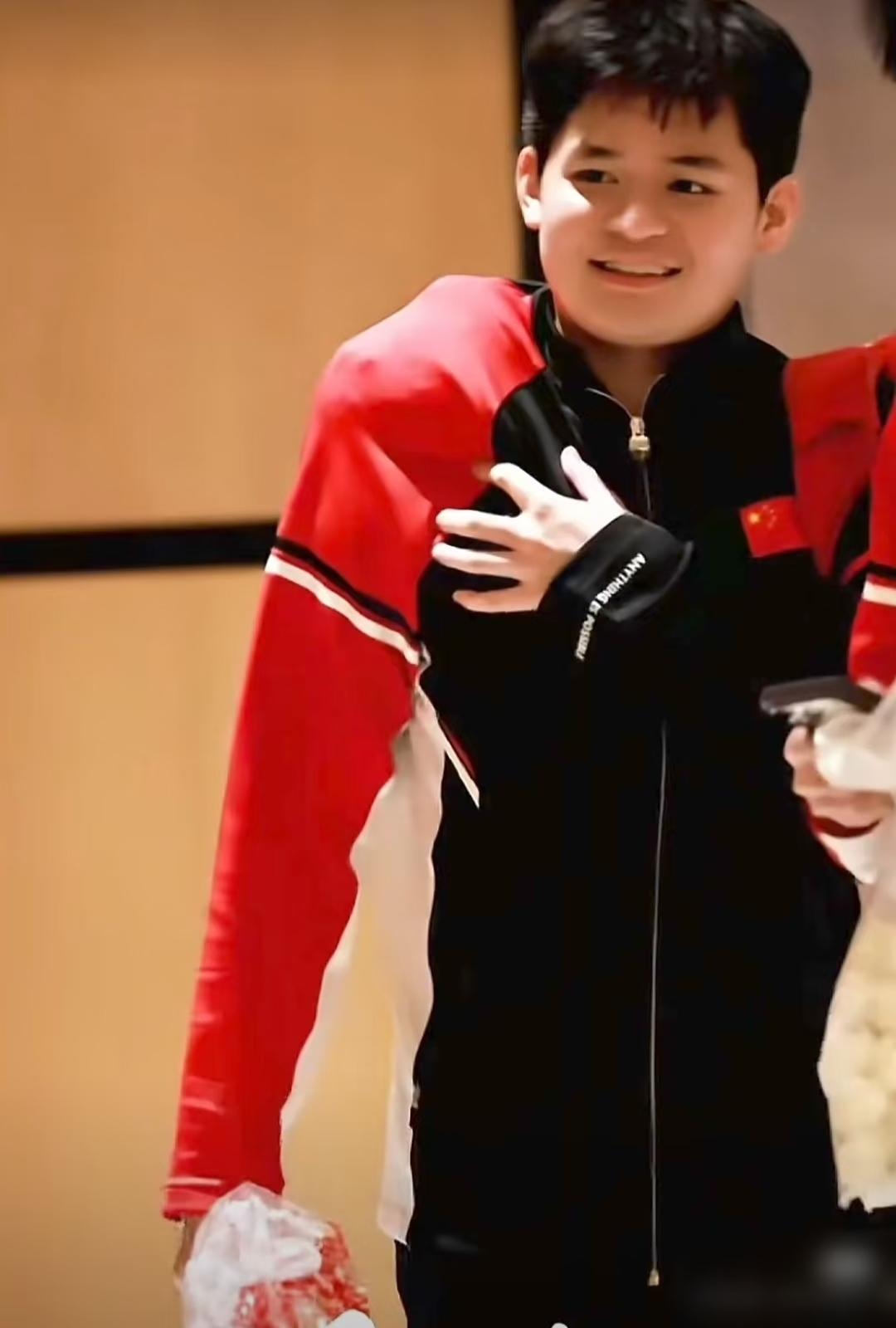 林诗栋的乐观坚强感动了我！！这是近日小石头在多哈去训练场的一幕，只见他肩膀上