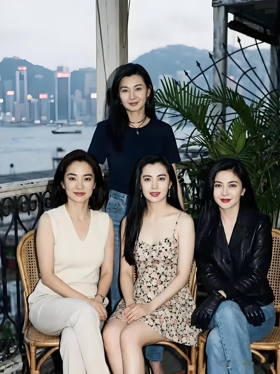 这张四人合影堪称影迷梦寐以求的神仙名场面！站立的张曼玉，一身简约黑T搭...