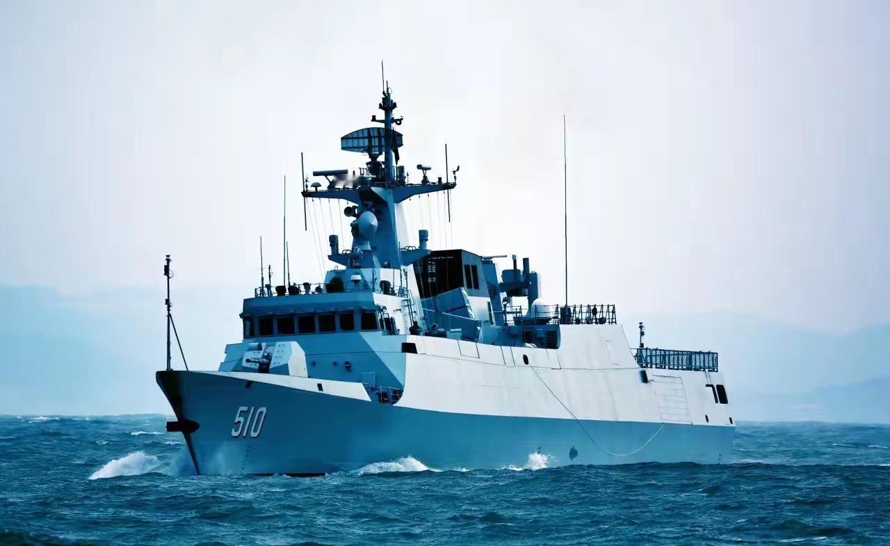 055大驱什么水平？这大家伙确实厉害。现在全球军舰就分两种，一种是嘴上吹得凶