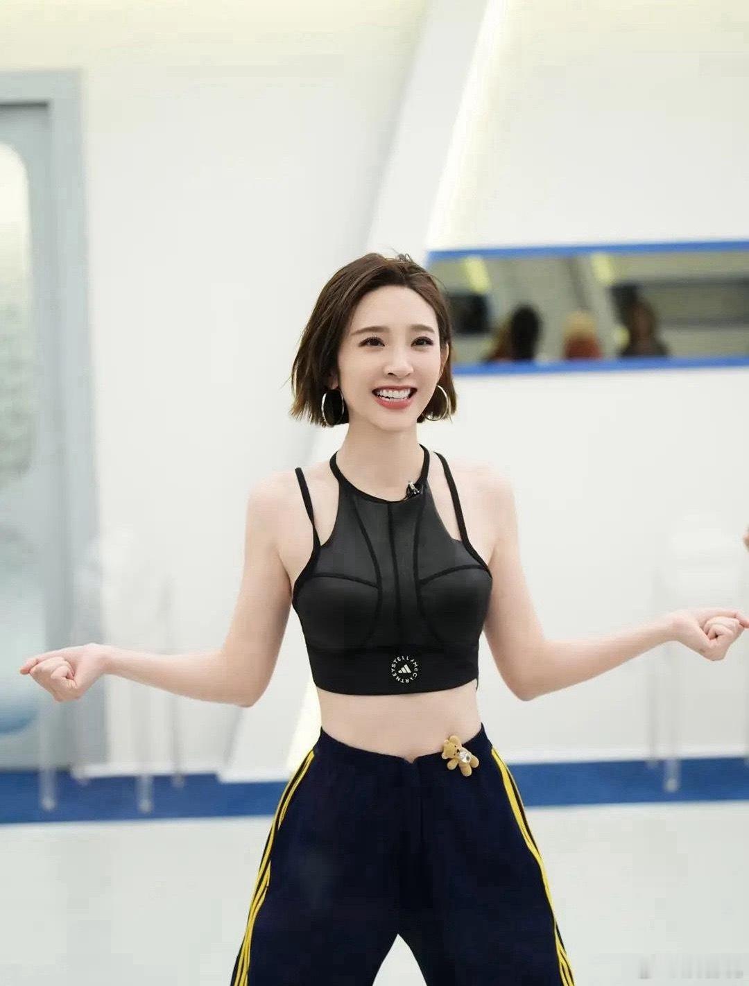 真的好爱唐艺昕的身材啊，这个腰真的爱了啊