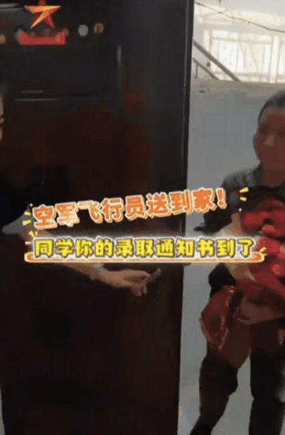 “祖坟冒青烟了！”女孩在家闲得无聊时，忽然听到外面有人敲门，嘴里喊着通知到了。当