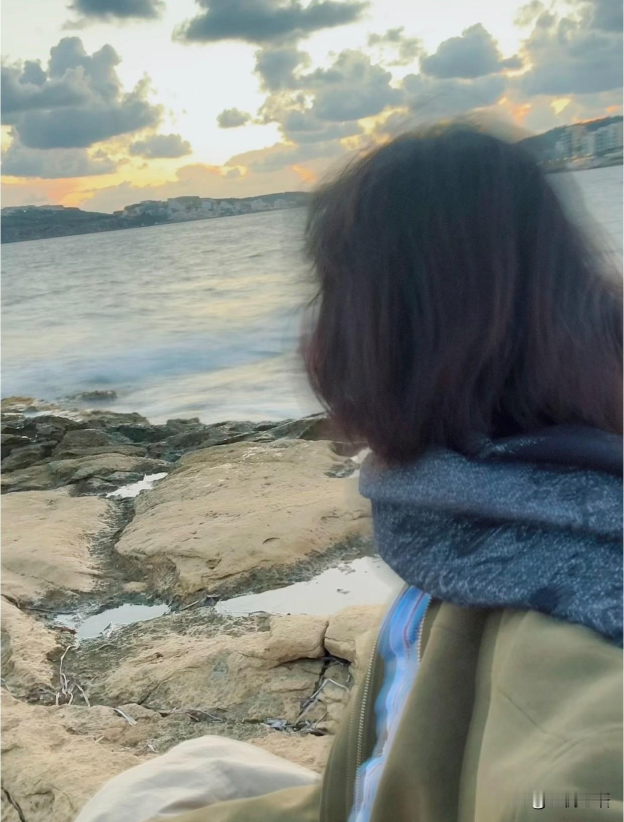 40岁单身小姨，单身无娃，在国外独居。今年她选择不回家，不拜年，也不发红包。