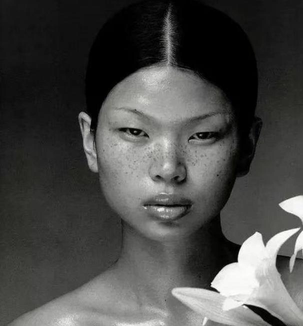 🌞1999年，18岁的吕燕去面试模特，她满脸雀斑，一个男人对她说：“你真