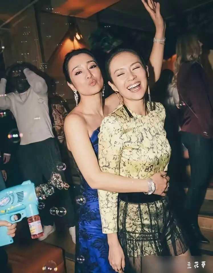 第一次看到她们的合影。似乎，她们都在狂欢中。非常难得的影像，巩俐、章子怡。