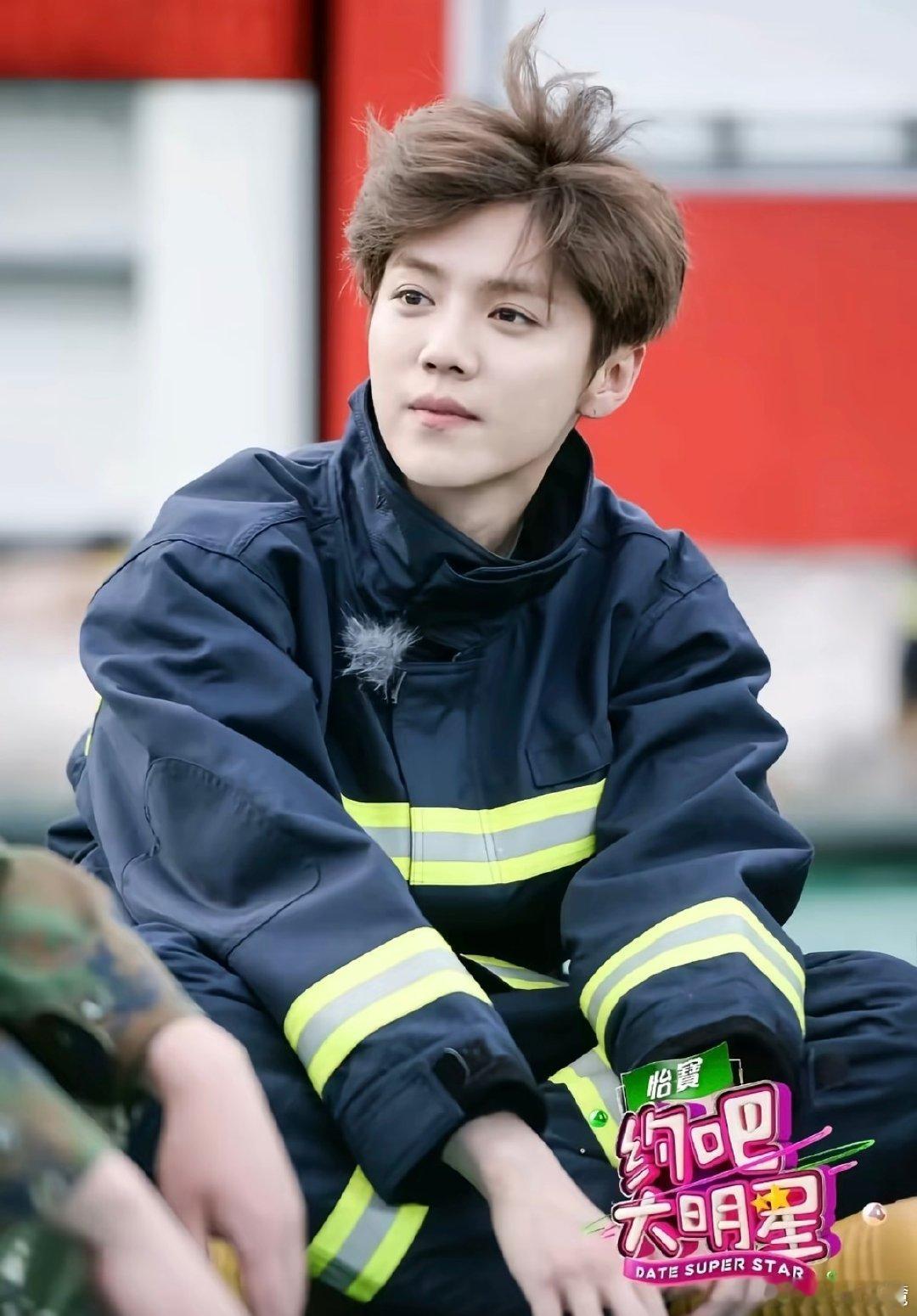 #鹿晗#看看消防员鹿鹿！！又萌又帅🤩🤩（鹿：挑战一百种职业[doge]​