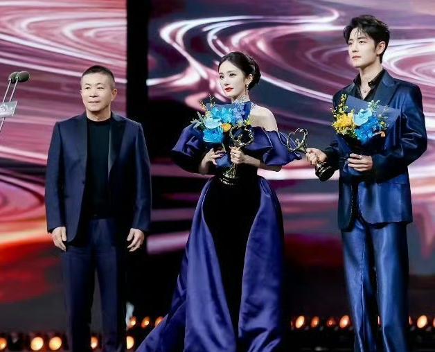 皮鞋尖，碰了三下。那条高定裙摆，像受惊的孔雀羽毛，纹丝不动。女明星的微笑凝固