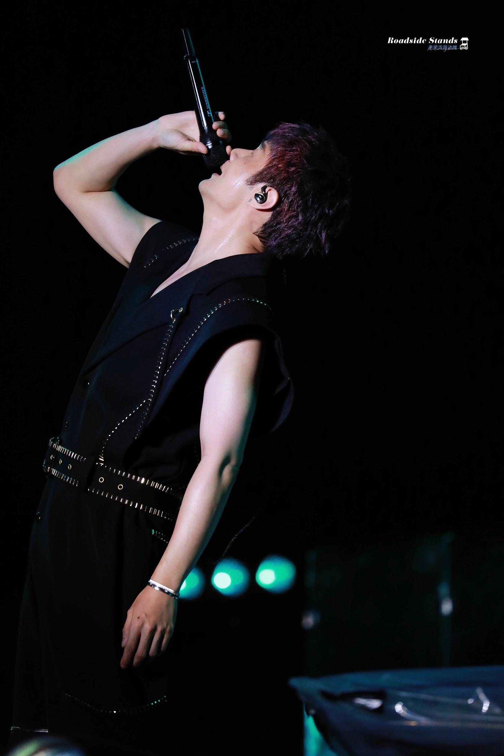 好像突然理解杨丞琳为什么喜欢李荣浩了这男人虽然长得丑帅丑帅的但有才华，遇事直接上