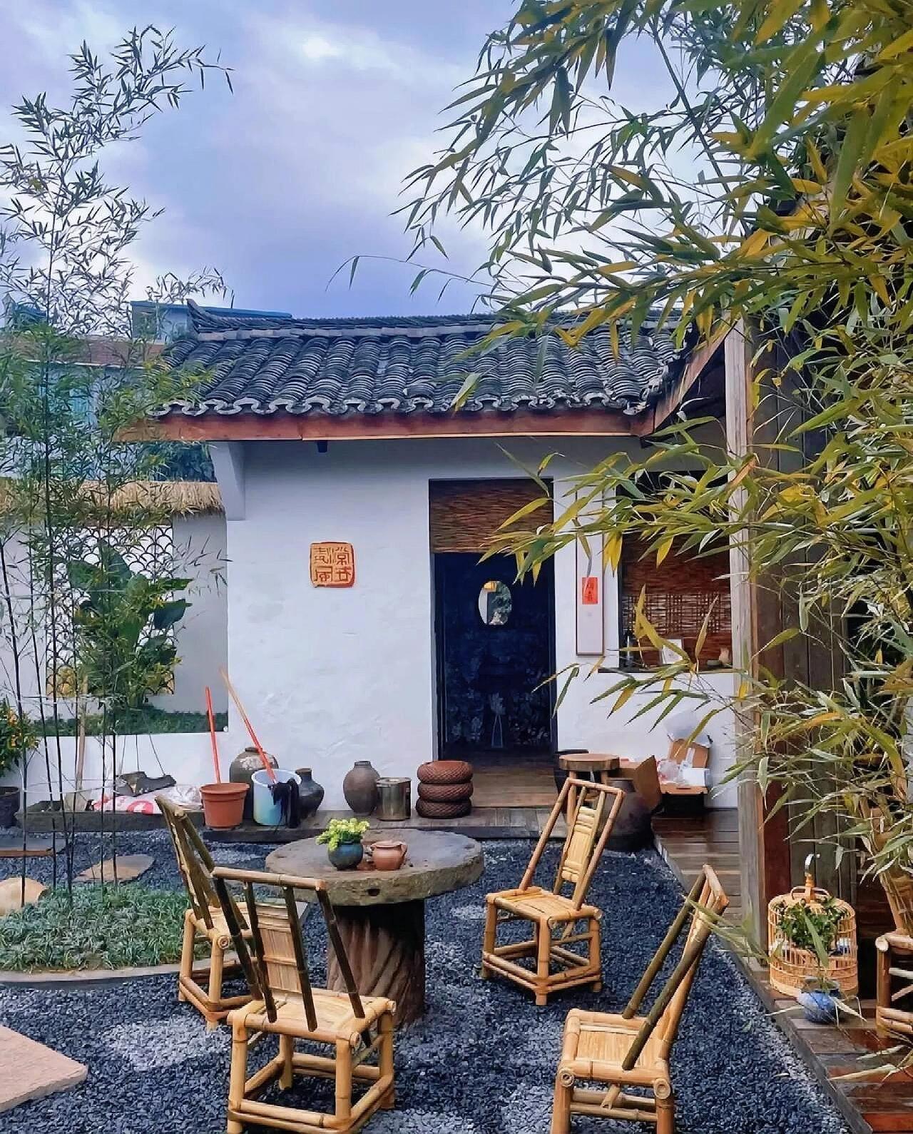 我二姨夫前阵子干了一件让亲戚们都看不懂的事儿——把老城区那套住了快二十年的房子挂