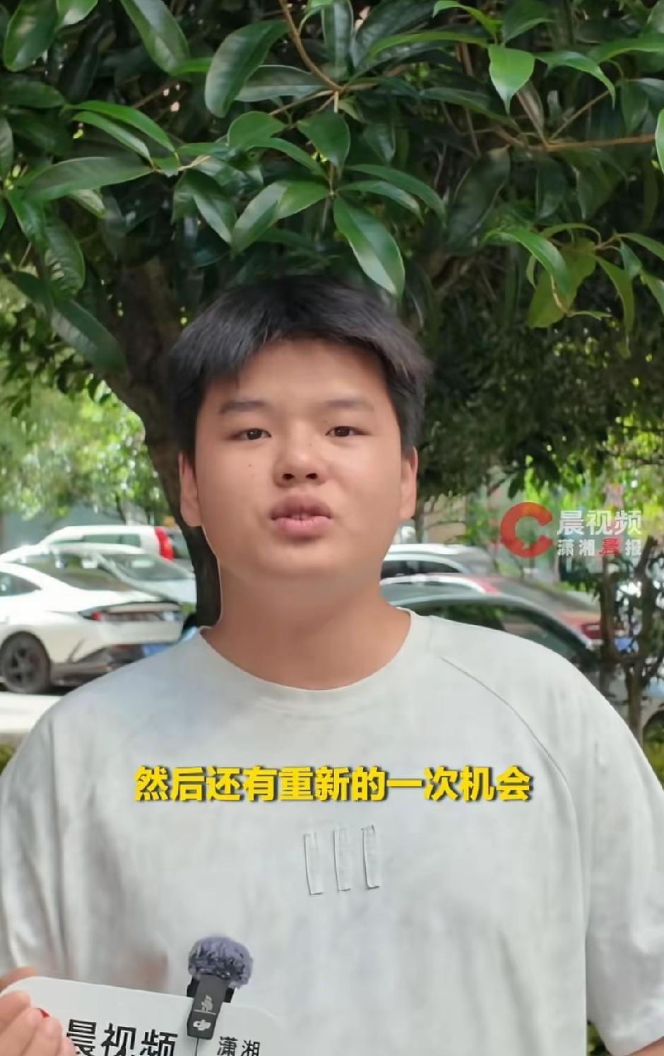 衡阳18岁小伙向可望专程到长沙面试，路过橘子洲大桥撞见女生翻护栏要跳江。他当即停
