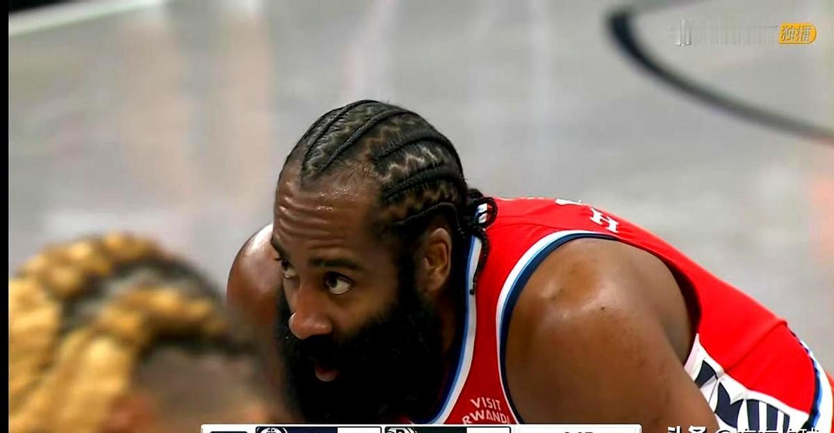 兄弟们！哈登肩膀上没贴东西！真不是开玩笑，快船开局对着篮网就是一波16-2的