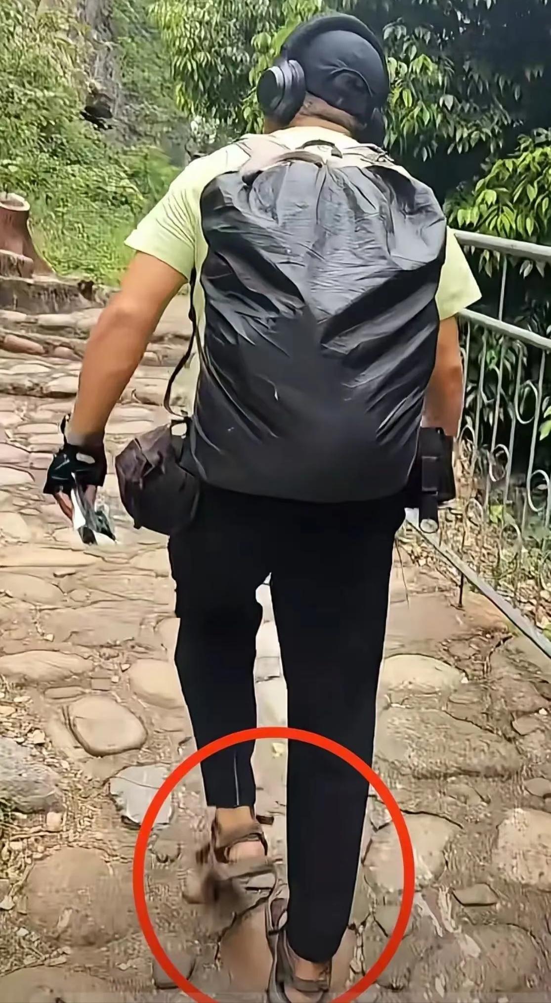 “穿凉鞋深山徒步，对着电视塔偷拍？”广西博主一个报警电话，让网友直呼：这才是教科