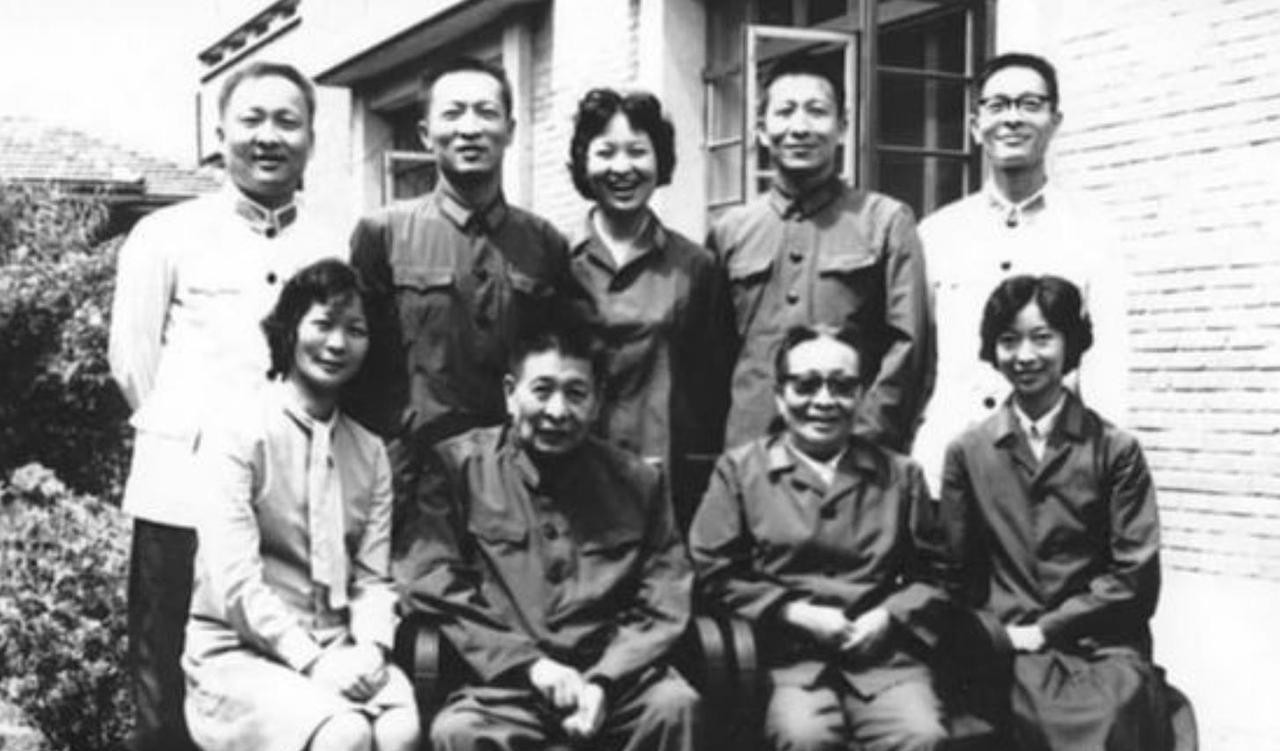 1949年夏，三野政治部副主任钟期光的夫人入院生产，野司政治部主任唐亮焦急等在产