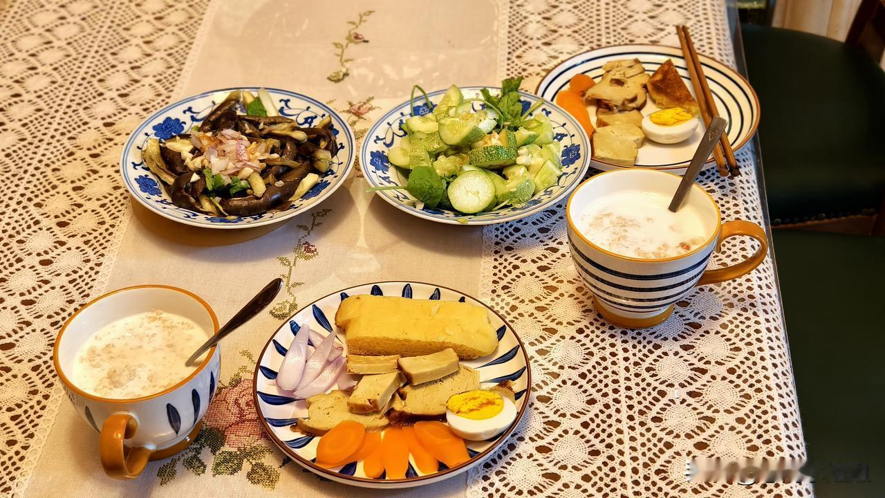 今天早餐。蒸茄子，拌了蒜酱；拍黄瓜拌芝麻菜。还有素鸡豆腐。主食盘子里东西多