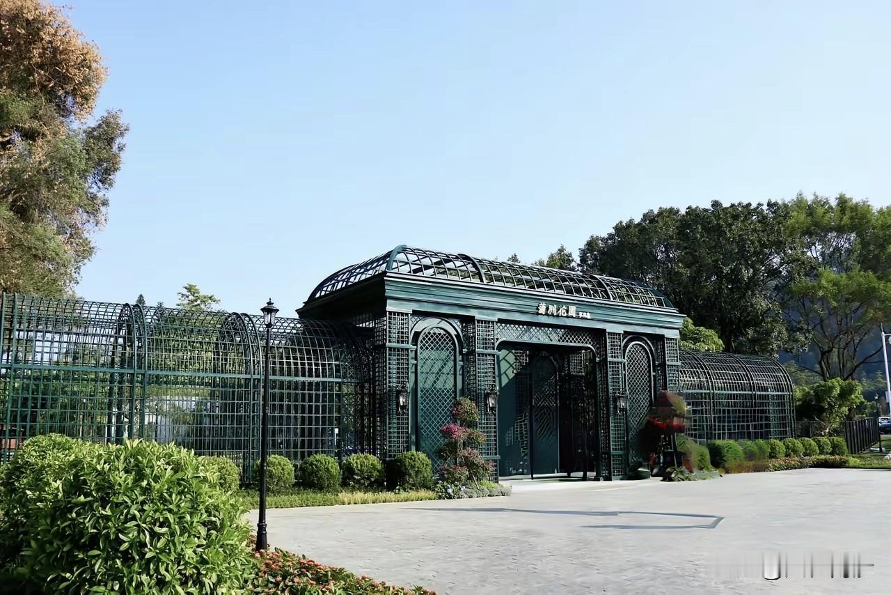 蒲州花园标志性风车大门不再！新的大门换成了这个样子，真的是一言难尽，超级怪异，像