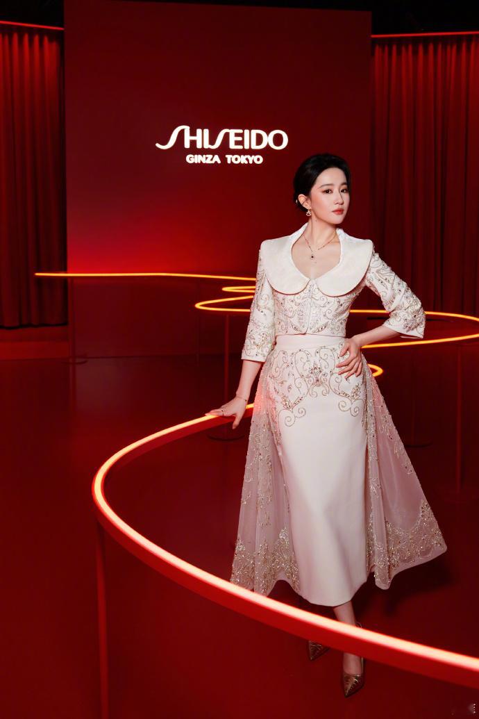 完全是主人级别的啊！刘亦菲