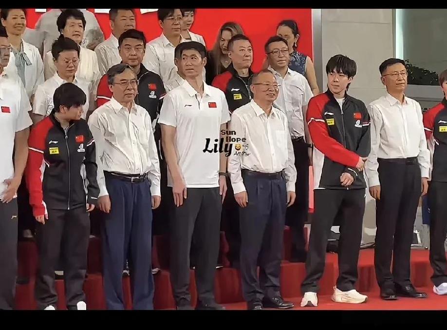这绝对对视上了，哈哈然后小王还吐了一口气对视过以后莎莎就再也没有左看右看了