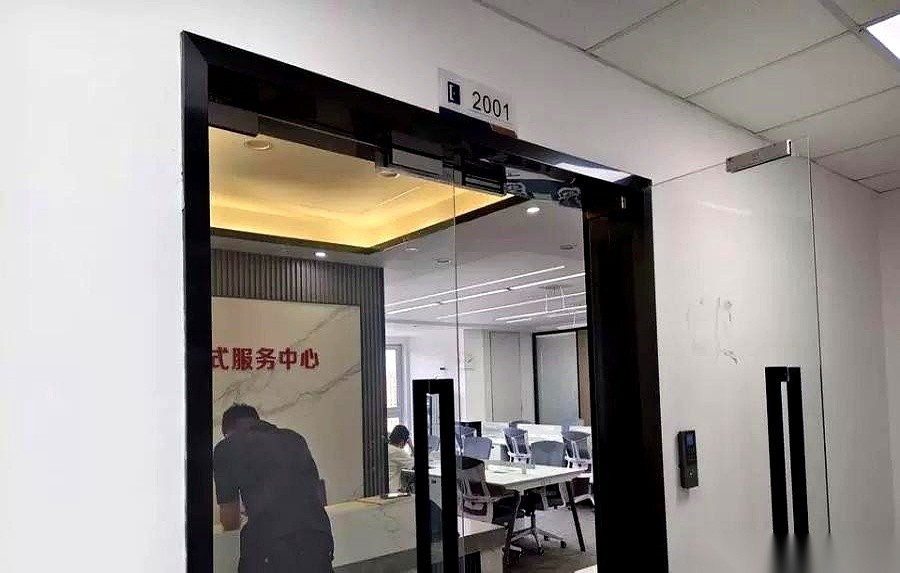 成都武侯区一套房子最终以69万的价格成交了。网上有6587个人挤在屏幕前头围观，真掏钱出来抢的却只有