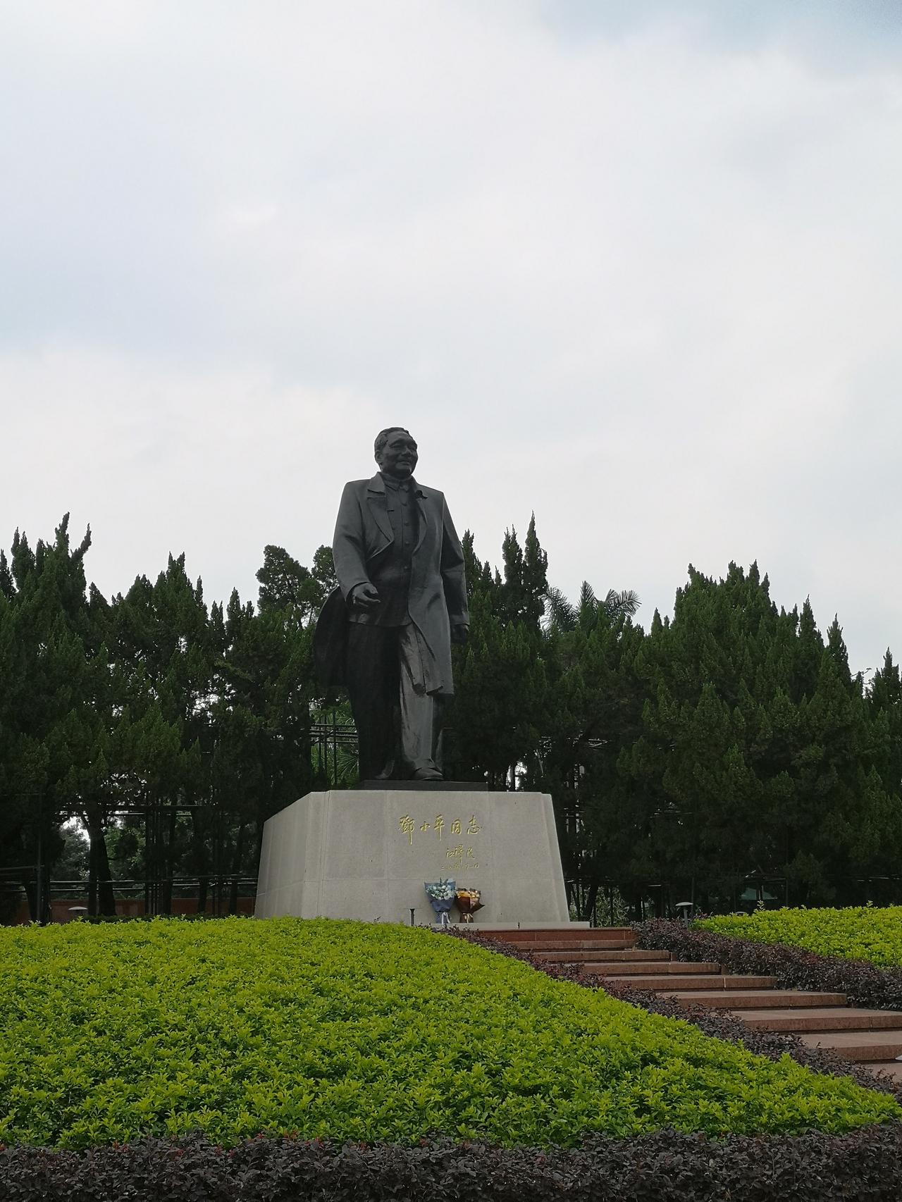 大家用一张图来证明你登上过莲花山公园的顶峰。