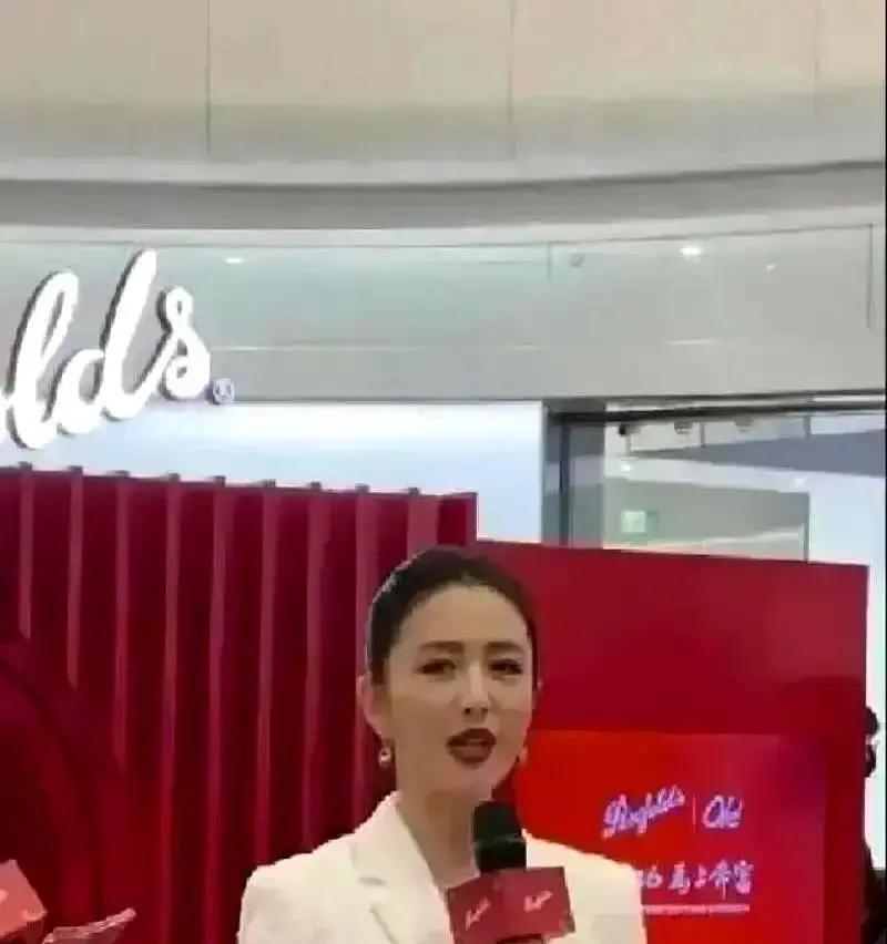 蹲个裙摆，裙子卖爆华伦天奴一条早春裙，直播里被佟丽娅随手一压裙摆，隔天官网