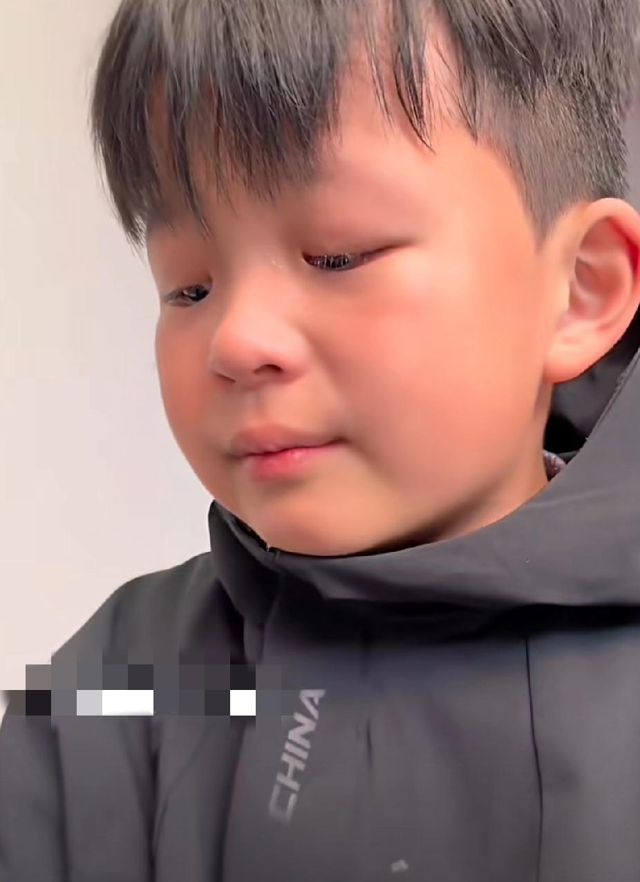 11月16日，江苏一女子出差回家给儿子带了很多礼物，儿子却说：“相比于礼物，我更