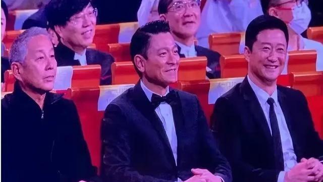 目前，娱乐圈中爱国人设最鲜明的，当属吴京，但华为却选择刘德华代言，舍弃吴京的背后