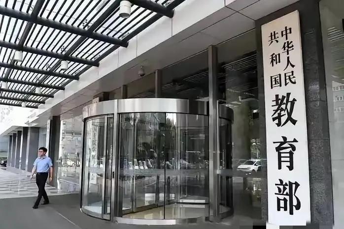 强烈建议教育部一刀切：不站讲台的教育人，一律不准碰教师职称！已经评上的赶紧取