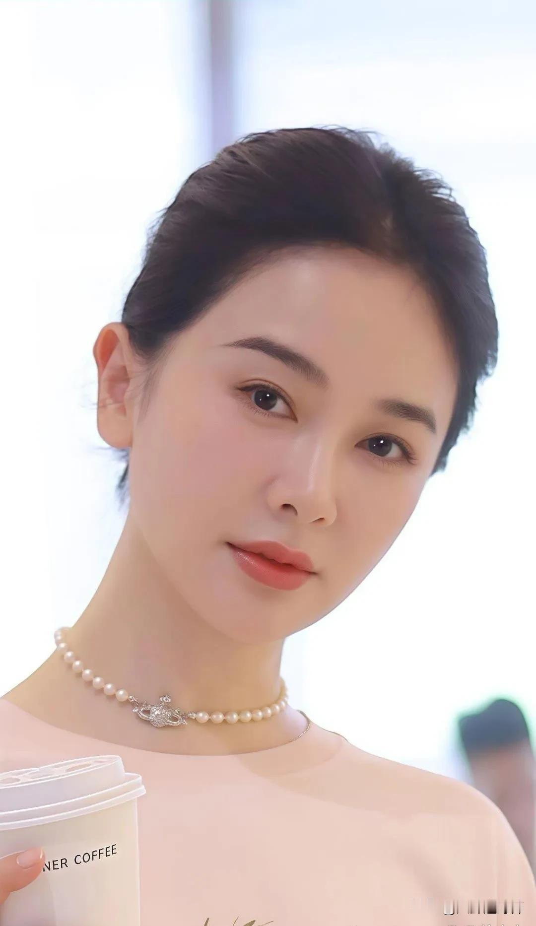 少妇天花板！兄弟们觉得怎么样？微胖界的极品。这个年纪的左小青真是魅力无限，光是