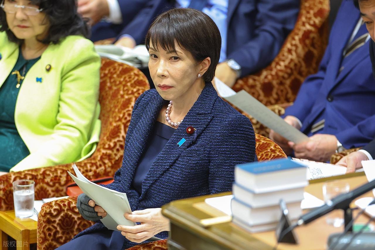 7月27日这天，日本首相高市早苗在国会连着贡献了两个名场面。第一个，她
