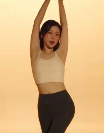 虞书欣的的腰臀比不错嘛，原来她身材这么好，但是为什么要一直露腋下。