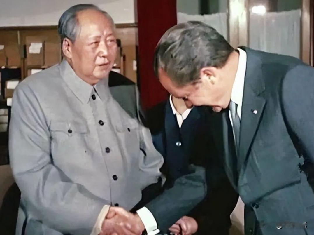 会见尼克松时，毛主席把会见的地点安排在了自己简陋的卧室，尼克松不理解，甚至有点恼