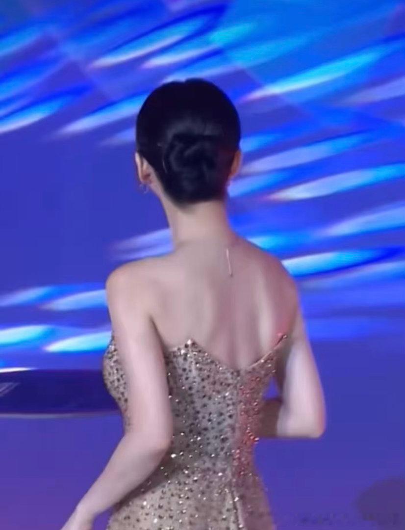 柳智敏金色闪钻长裙柳智敏肩颈线条柳智敏TIMA红毯这套完全就是闪耀系美人，金色
