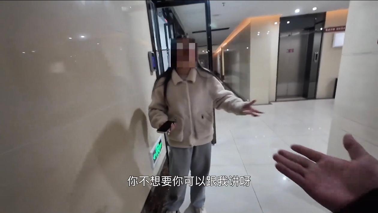 安徽一女的收到骑手送错的外卖，当着人家面说行行行你走吧我留着不用赔，骑手以为碰上