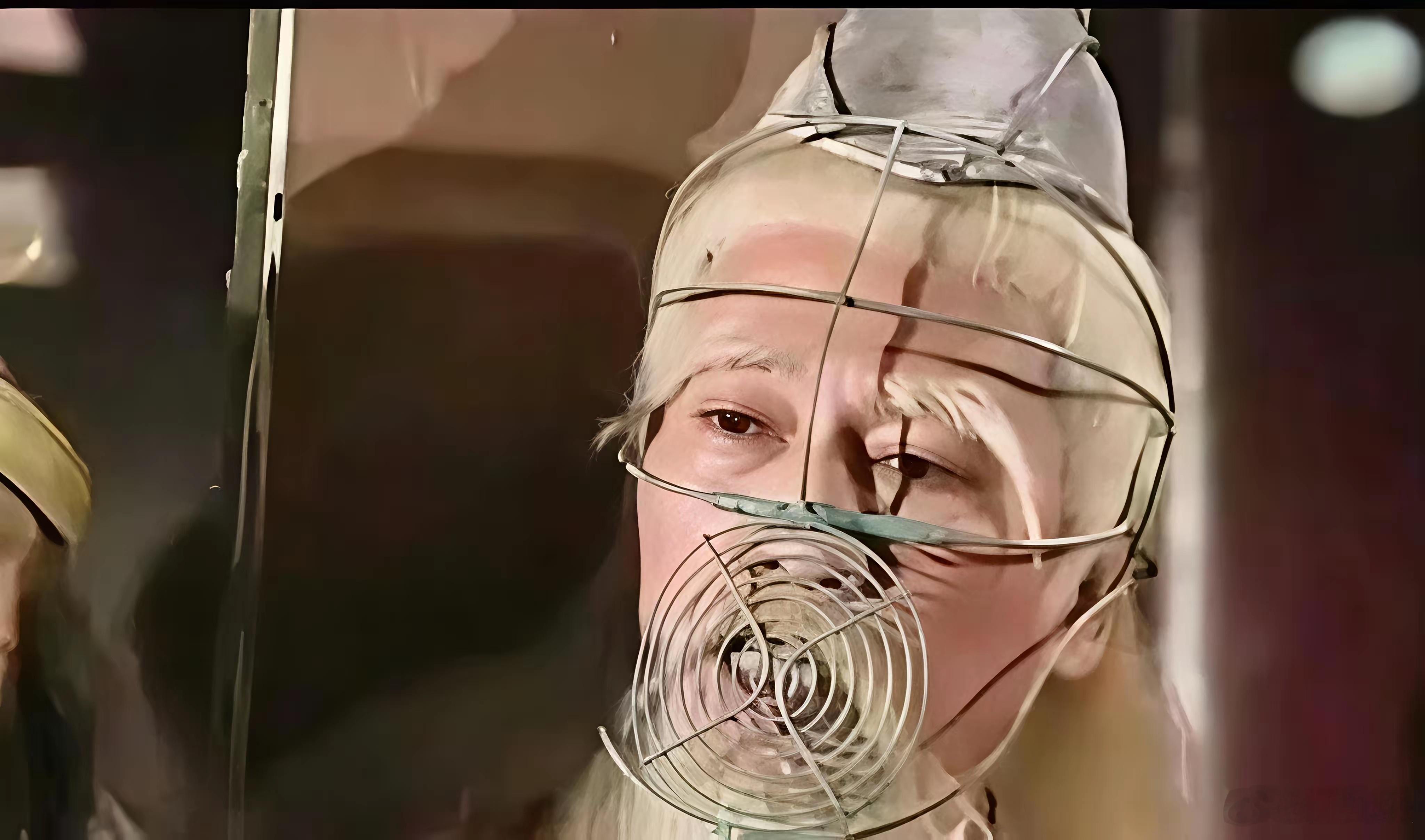 以前TVB的道具这么简陋吗？拿“风扇罩”当道具