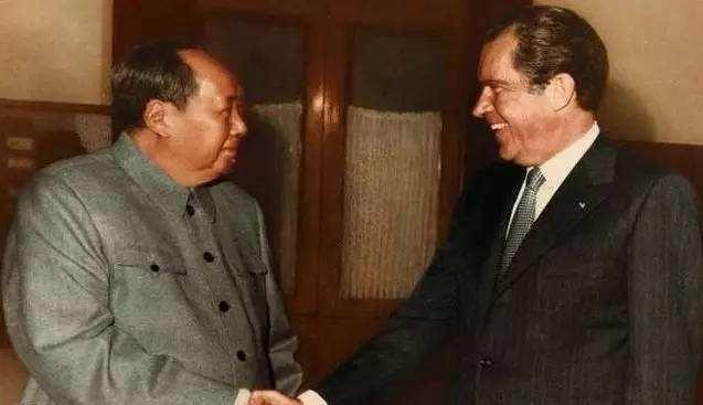 1972年，尼克松访华，毛主席送给他4两茶叶，他嫌礼物太少了，脸色当时就不好看了