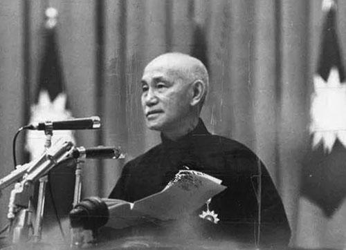 蒋介石半辈子都在求爷爷告奶奶，直到败退台湾后，才终于明白了一个道理：求人不如求己