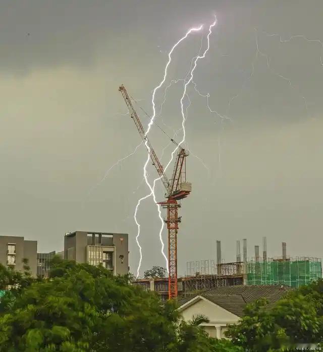 女子遭雷击去世丈夫疑因人工降雨，当地回应：人工降雨取消，她在打电话】当地回应女子