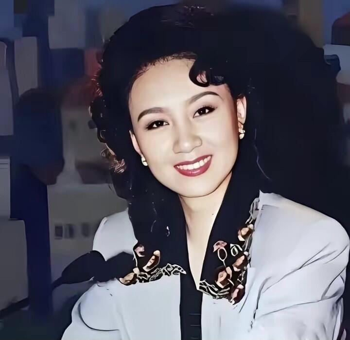 这是比倪萍年轻时候都要漂亮的一个女主持人，她是那种骨子里就自带性感的人，魅力无限
