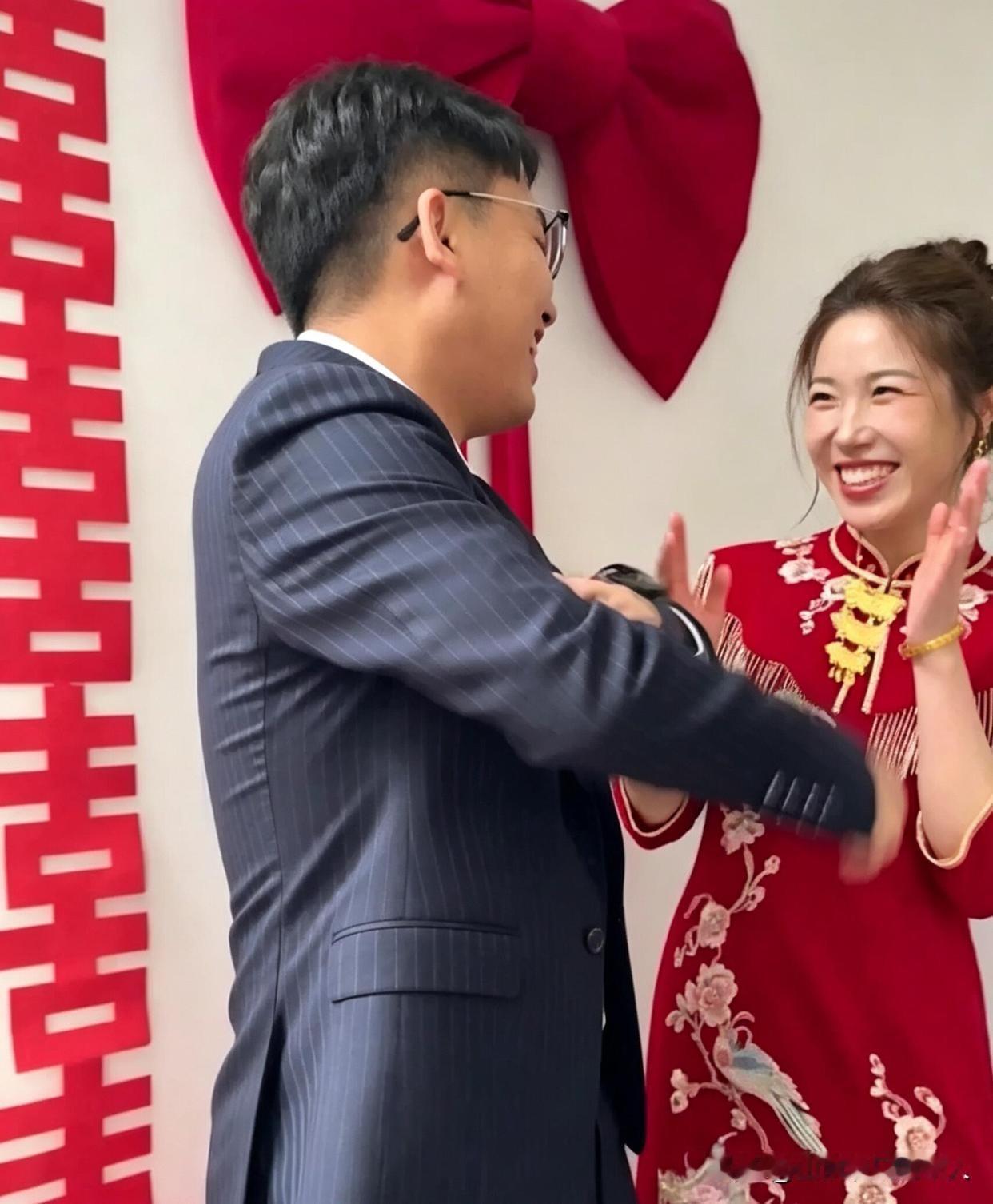 名场面刷屏！32岁女班主任，嫁给26岁往届学生。婚礼现场，老同学齐喊老师