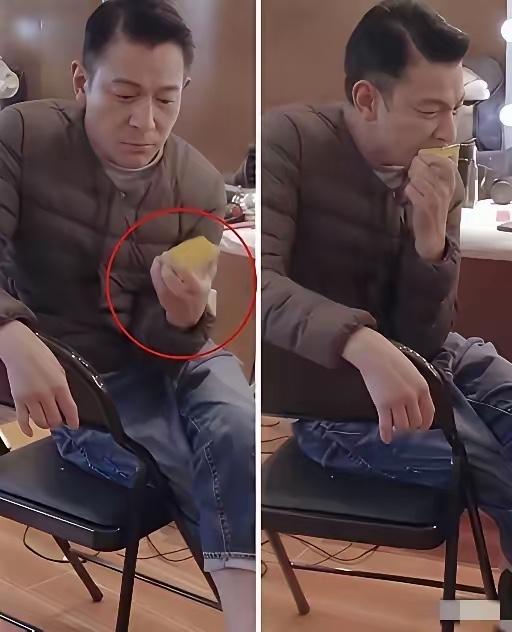 刘德华吃的是什么东西，看上去像玉米