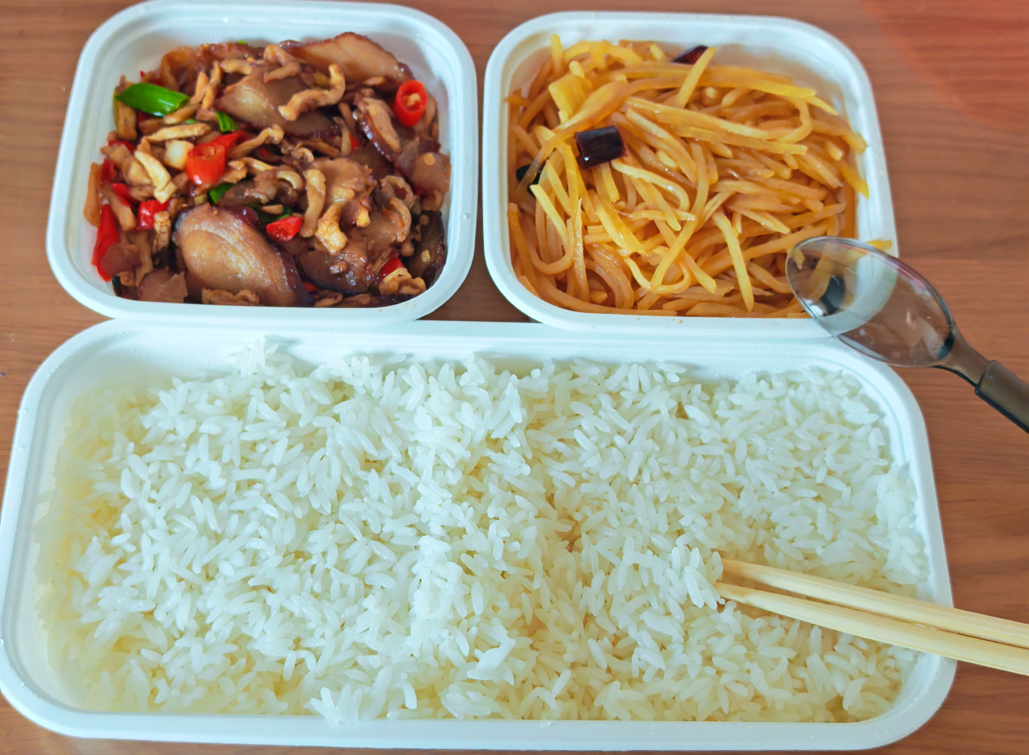 外卖员最不建议点的外卖今天中午家里没饭点的湘菜萝卜干腊肉+酸辣土豆丝套餐，五常大